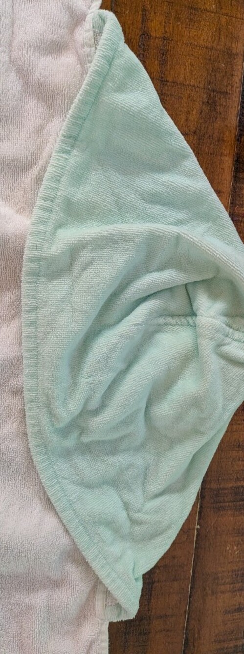 Pottery Barn Disney Princess Hooded Beach Towel - Excellent Condition - Picture 9 of 9